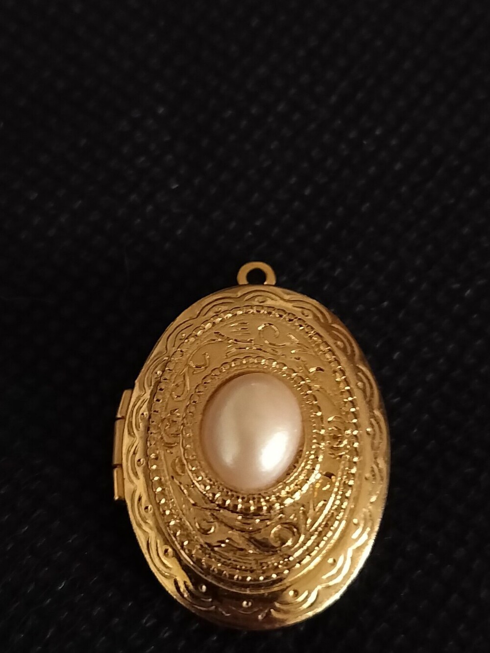 Vintage Ornate Gold-Tone Oval Filigree Locket with Central Faux Pearl